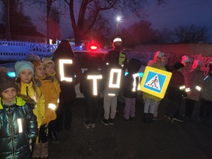 ​В Ленинском районе юные участники дорожного движения вместе с Госавтоинспекторами популяризировали светоотражатели в детской среде