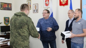 Глава Администрации Олег Попов и глава Глазовского сельского поселения Борис Таиров передали военным тепловизоры