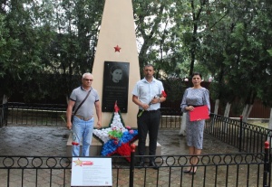 В пгт Ленино состоялось возложение цветов ко Дню партизан и подпольщиков