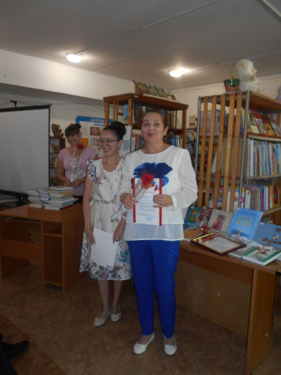 Сотрудников Ленинской районной библиотеки поздравили с профессиональным праздником