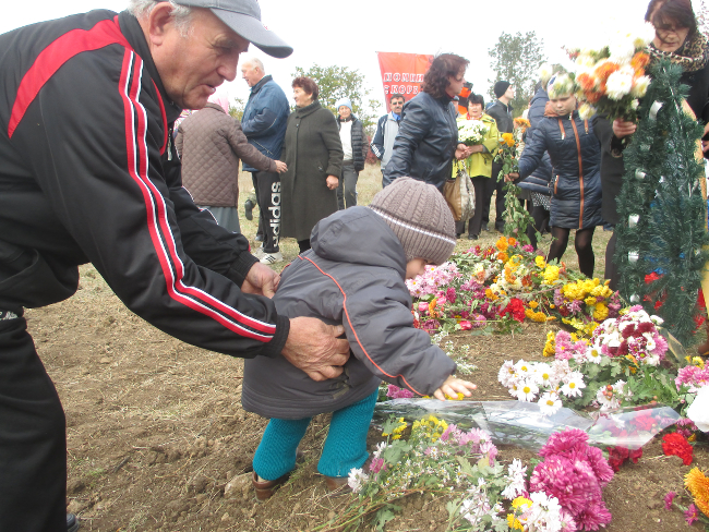В селе Челядиново состоялось торжественное перезахоронение останков советских воинов