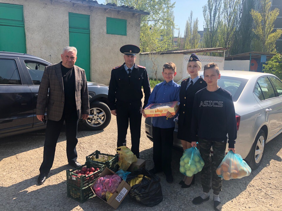 ​В Ленинском районе полицейские поздравили с Пасхой воспитанников подшефного социально реабилитационного центра для несовершеннолетних в г.Щелкино. 