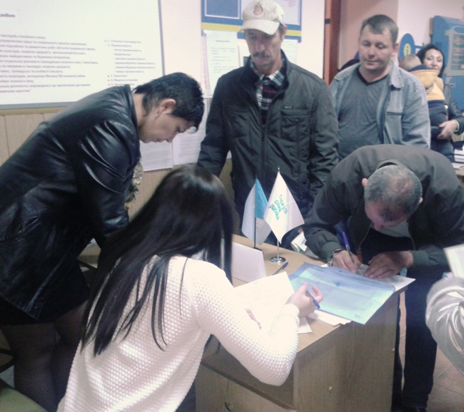 09.10.2015 в Территориальном отделении ГКУ РК «ЦЗН» в Ленинском районе прошла Ярмарка вакансий в работе которой приняли участие ООО «Восток», МТ ГРУПП, МБОУ «Средняя общеобразовательная школа №1 пгт. Ленино», МБОУ «Средняя общеобразовательная школа № 2 пгт. Ленино», ГБСУ РК ЛМ Социально-реабилитационный центр для несовершеннолетних», Администрация Лениновского сельского поселения, безработные граждане и жители Ленинского района.