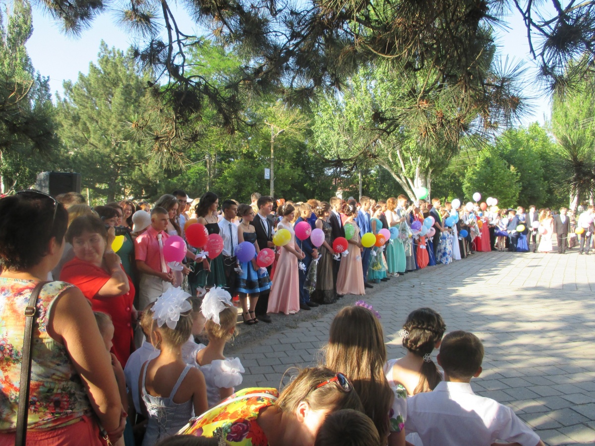 В школах Ленинского района прошли выпускные вечера