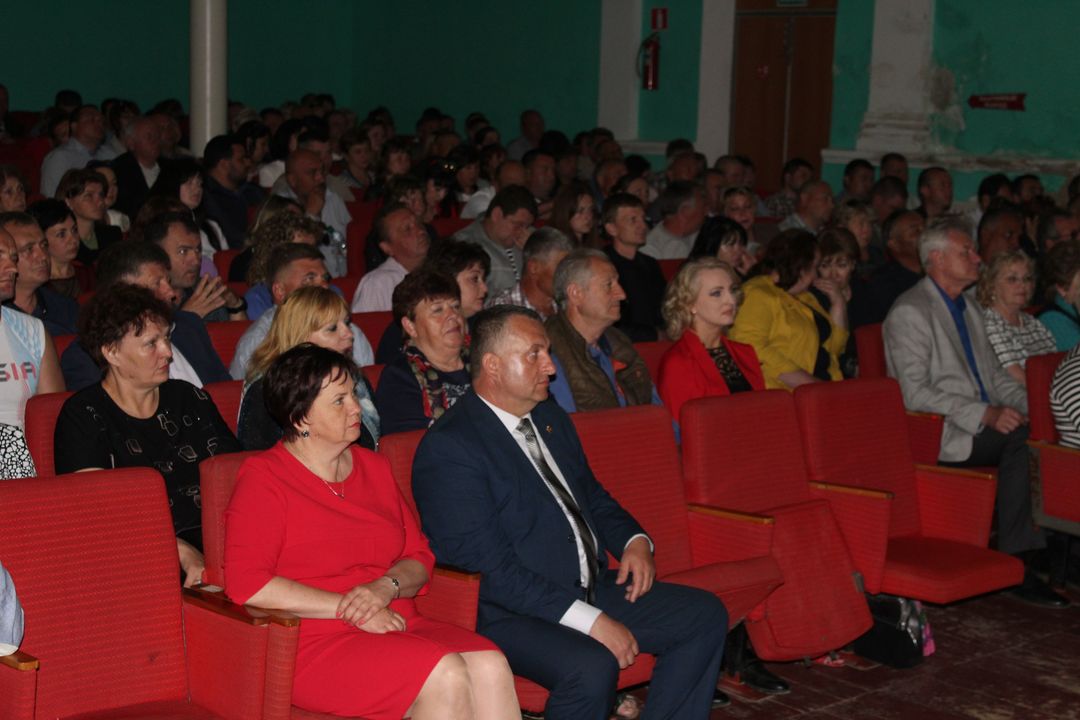 В поселке Ленино прошла встреча Секретаря Крымского регионального отделения партии «Единая Россия», Председателя Государственного Совета Республики Крым Владимира Константинова с партийным активом Ленинского района