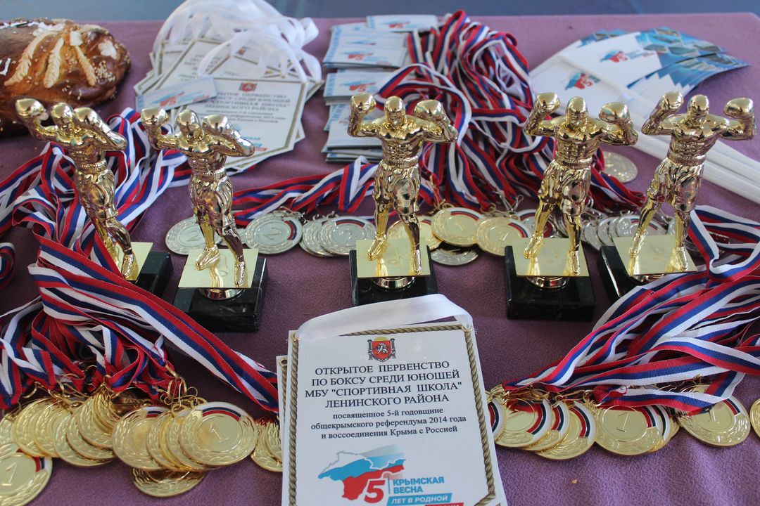 Открытое первенство по боксу Спортивной школы Ленинского района, посвящённое пятой годовщине Крымской весны, прошло в поселке Ленино