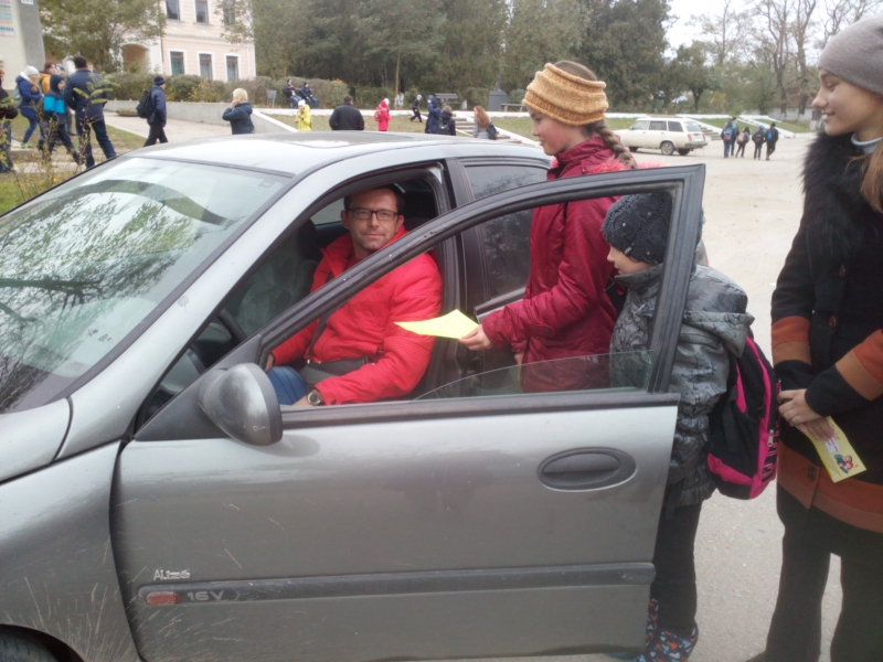 В Ленинском районе полицейские и учащиеся школ провели совместную акцию по безопасности дорожного движения