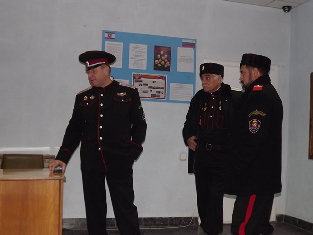 В Ленинском районе сотрудникам полиции охранять общественный порядок помогают казаки В Ленинском районе сотрудникам полиции охранять общественный порядок помогают казаки