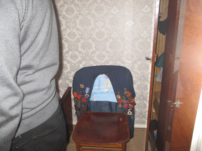 Заместитель Главы Администрации Ленинского района вручил ветерану ВОВ 1941-1945гг. памятный нагрудный знак «75 лет битвы за Москву»