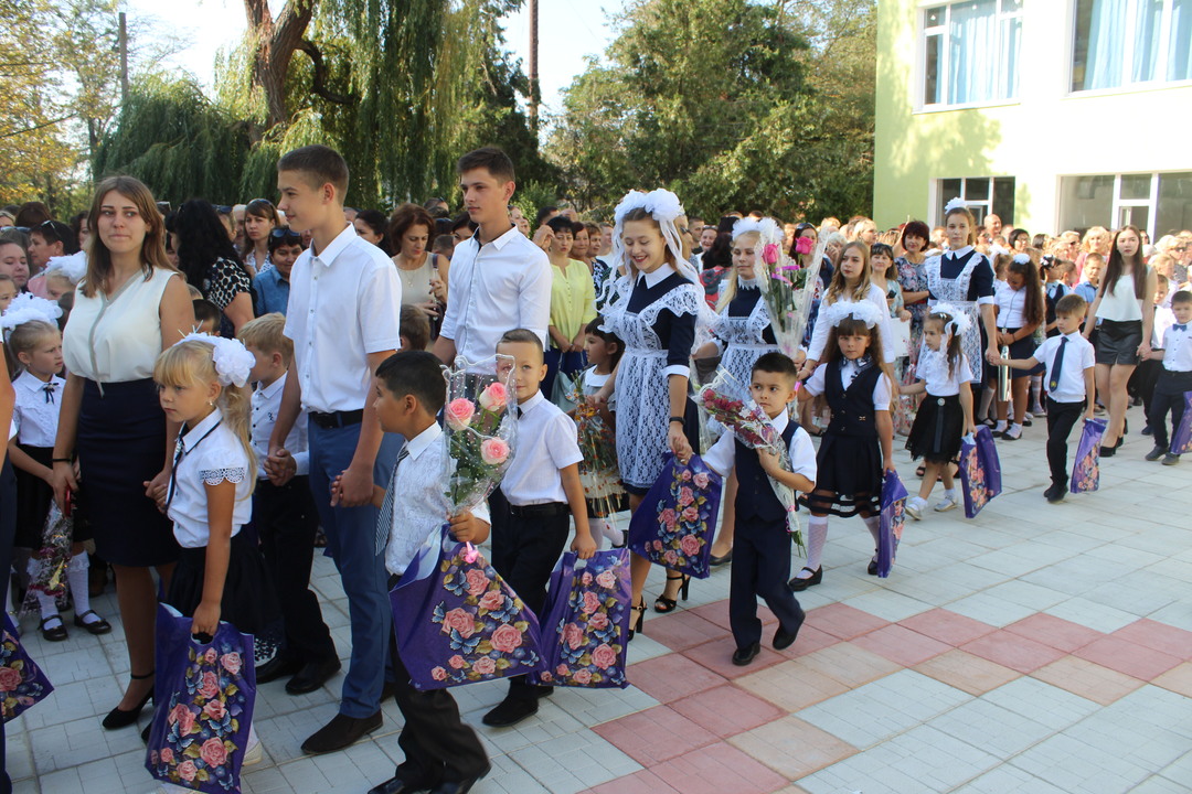 В общеобразовательных учреждениях Ленинского района прошли торжественные линейки, посвященные началу нового учебного года
