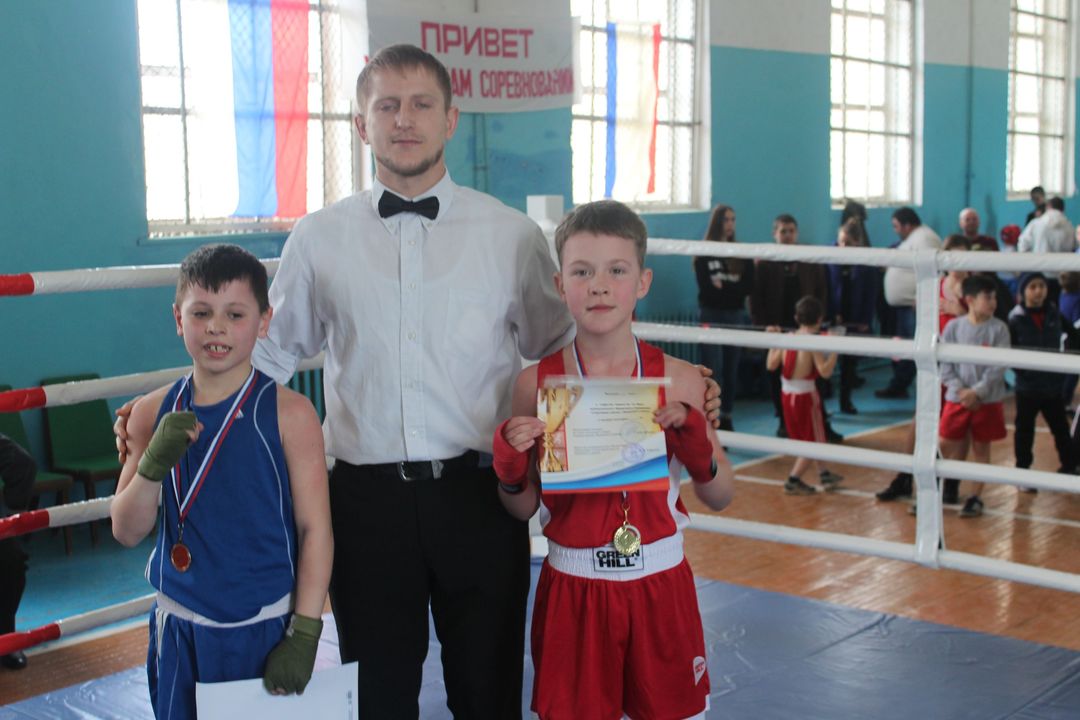 Открытое первенство по боксу Спортивной школы Ленинского района, посвящённое пятой годовщине Крымской весны, прошло в поселке Ленино