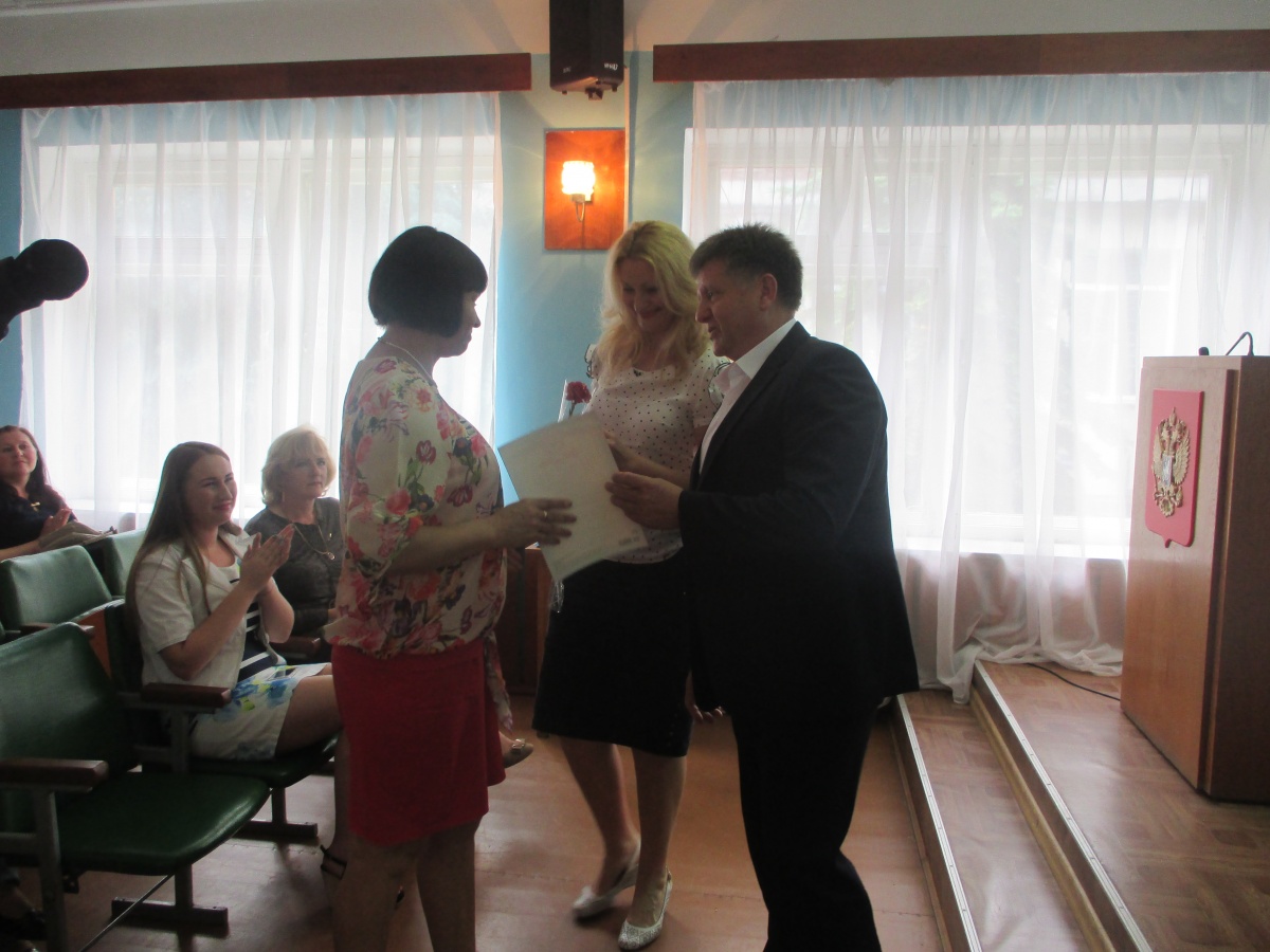 В Администрации Ленинского района состоялись торжественное собрание и концерт, посвященные Дню социального работника