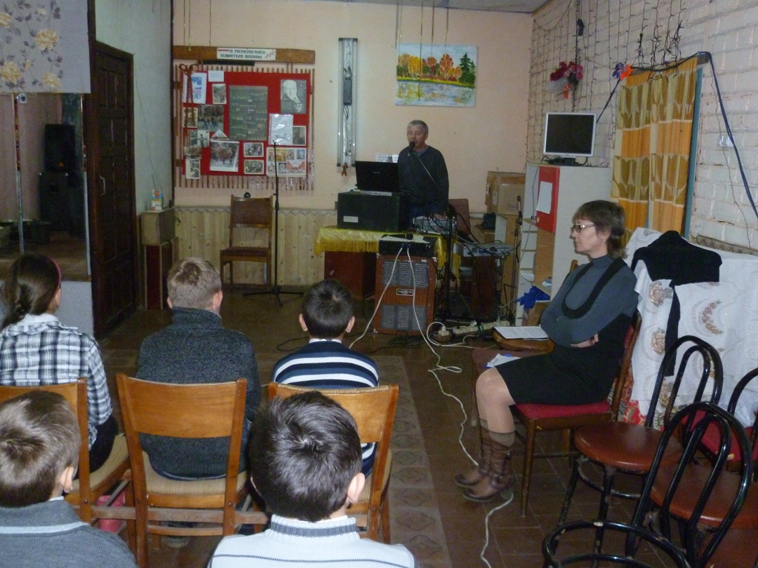 В заключении мероприятия, директор СДК Падалко И.И., исполнил песню С. Михайлова "Герои России".