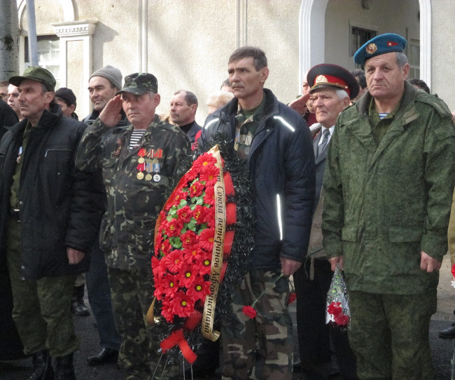 В пгт Ленино у Памятного знака воинам - интернационалистам состоялся митинг, посвященный Дню памяти о россиянах, исполнявших служебный долг за пределами Отечества