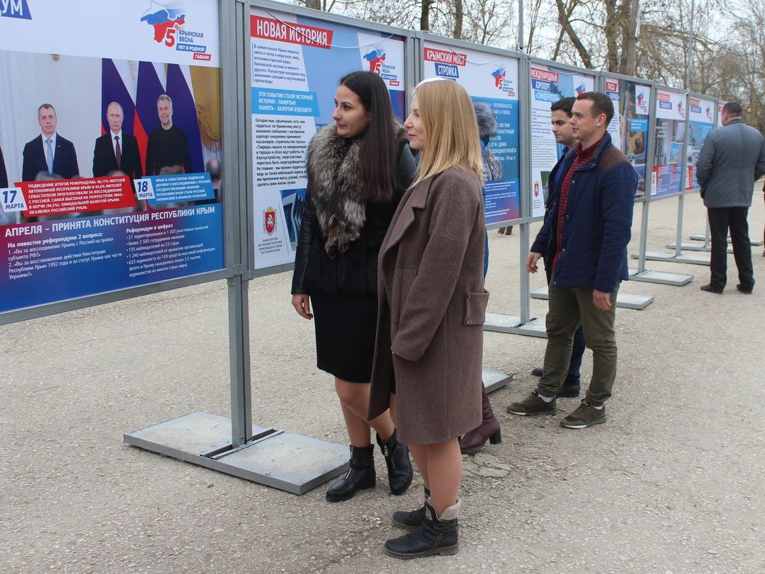 В Ленино открылась фотовыставка, приуроченная к празднованию Дня Общекрымского референдума 2014 года и Дня воссоединения Крыма с Россией