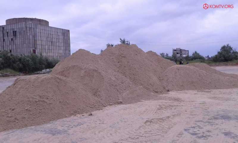 Песок с насыпной дамбы 
