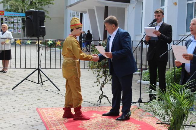 В пгт Ленино состоялась церемония награждения лауреатов, победителей, дипломантов и призеров республиканских конкурсов
