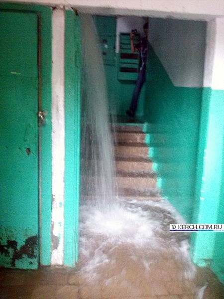  «Ниагарские водопады» в подъездах Щелкино после дождя 