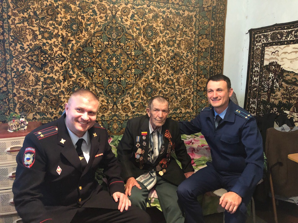 Правоохранители и общественники Ленинского района поздравили ветеранов Великой Отечественной Войны
