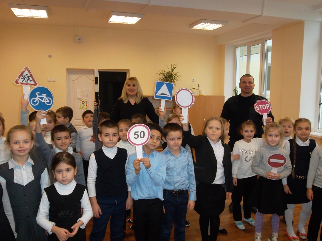 В Ленинском районе сотрудники Госавтоинспекции учат учащихся младших классов безопасному поведению на дороге