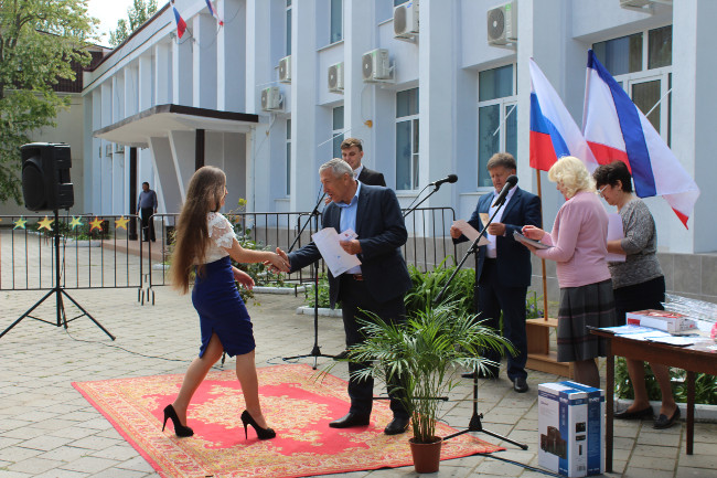В пгт Ленино состоялась церемония награждения лауреатов, победителей, дипломантов и призеров республиканских конкурсов