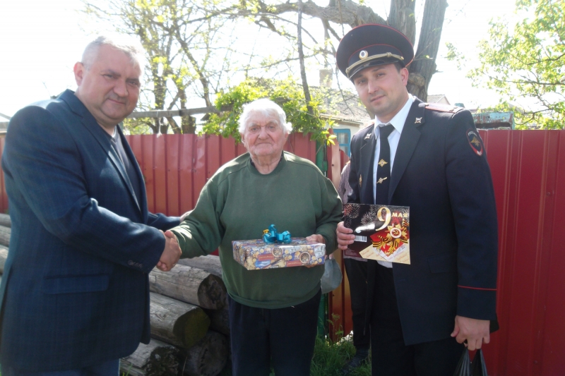В Ленинском районе полицейские и общественники поздравляют с Днем Победы ветеранов Великой Отечественной войны