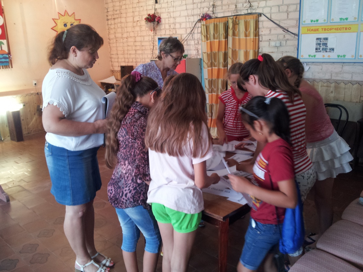 Детей ждала сказочная викторина, кузовок загадок, литературный кроссворд, мультлото, краеведческие минутки "Интересные факты о Чёрном и Азовском морях", книжная выставка "Лето, каникулы, книга".