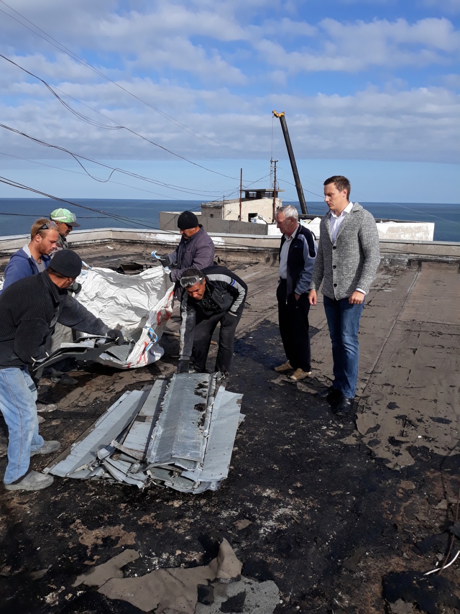 В Ленинском районе в городе Щёлкино активно ведутся строительно-монтажные работы по кровлям многоквартирных домов