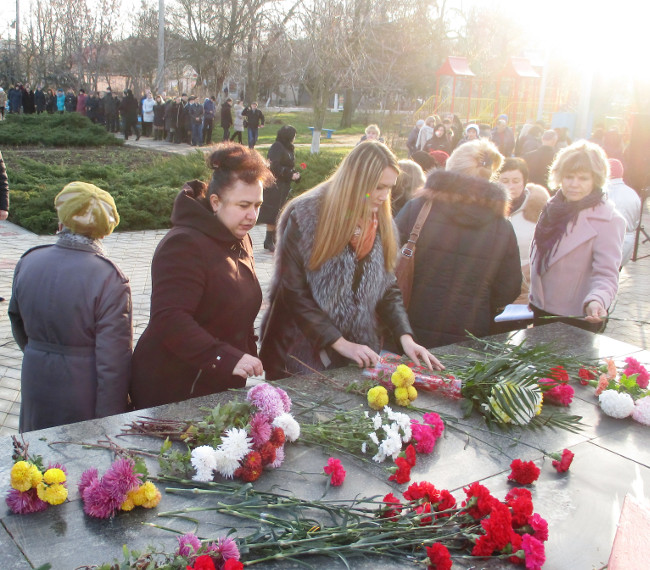 Торжественное возложение цветов к Обелиску Славы посёлка Ленино, посвященное Дню Героев Отечества