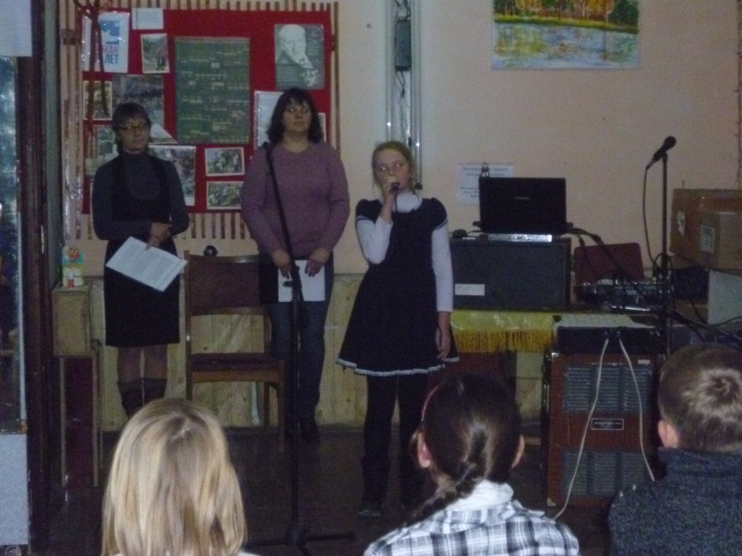 Иванова Женя, участница вокального кружка, исполнила песню "Победа".