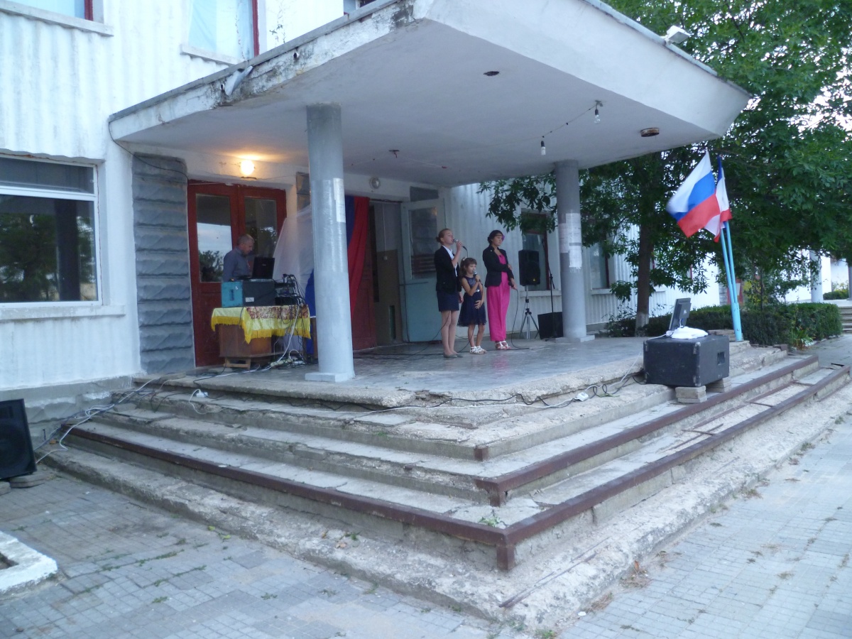 Участники кружка художественного чтения рассказали стихотворения о Родине, о государственном флаге России. 