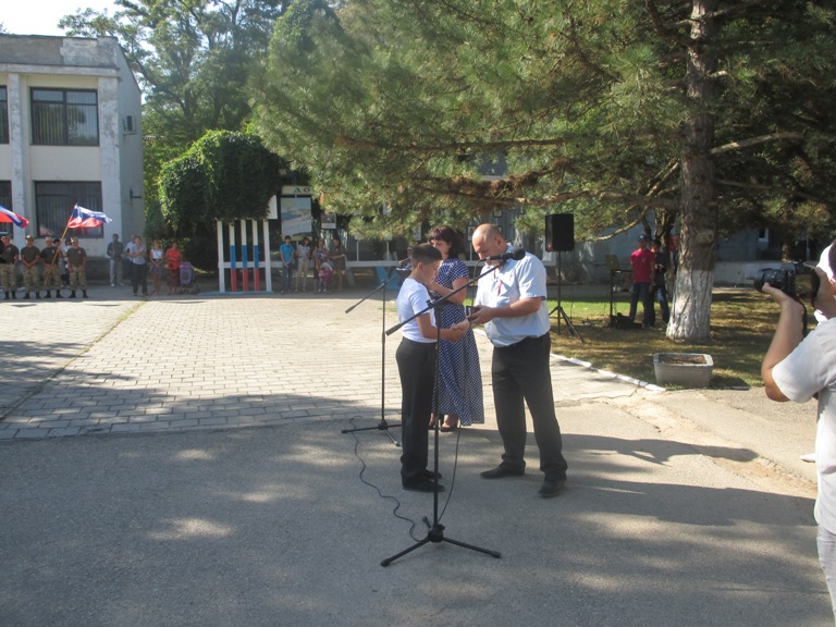 Торжественная церемония поднятия Государственного флага Российской Федерации в пгт Ленино