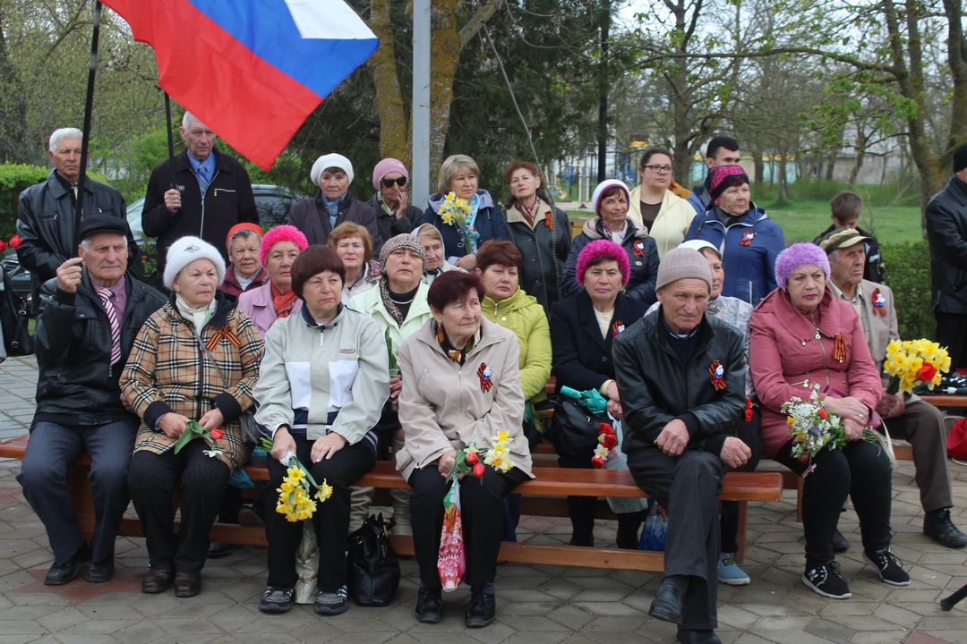 В посёлке Ленино состоялся митинг, посвященный 75-й годовщине освобождения Ленинского района от фашистских захватчиков