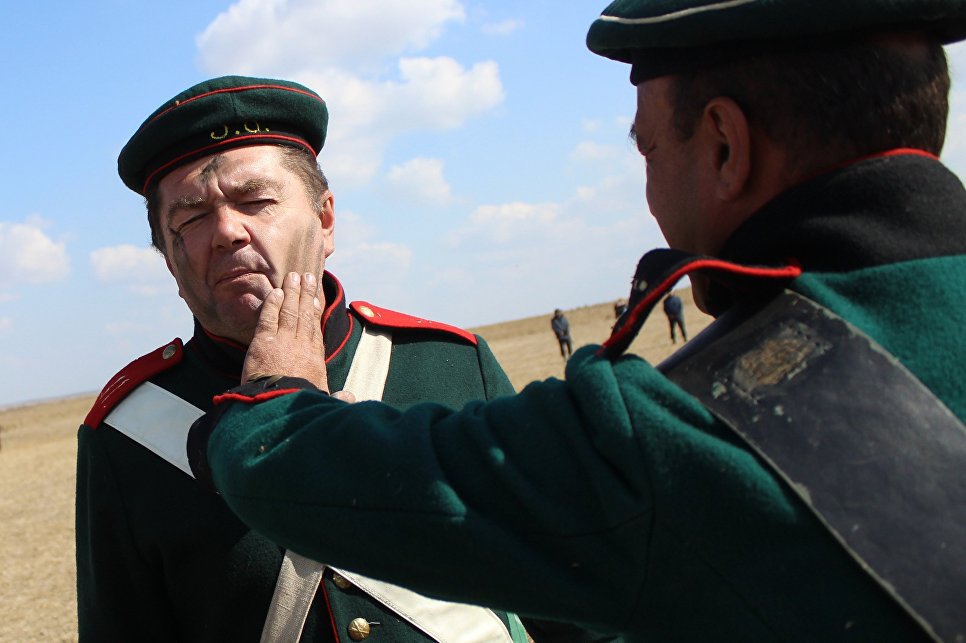 Мероприятие посвящено сражению времен Крымской войны, которое произошло в долине реки Альма в сентябре 1854 года между русскими войсками под командованием генерал-адъютанта князя Александра Меншикова и коалиционными войсками Англии, Франции и Турции. Несмотря на то, что русские войска были вынуждены отступить, сражение имело важное значение для нашей армии, так как в результате продвижение союзных войск к Севастополю было приостановлено, и планы взять город штурмом провалились.