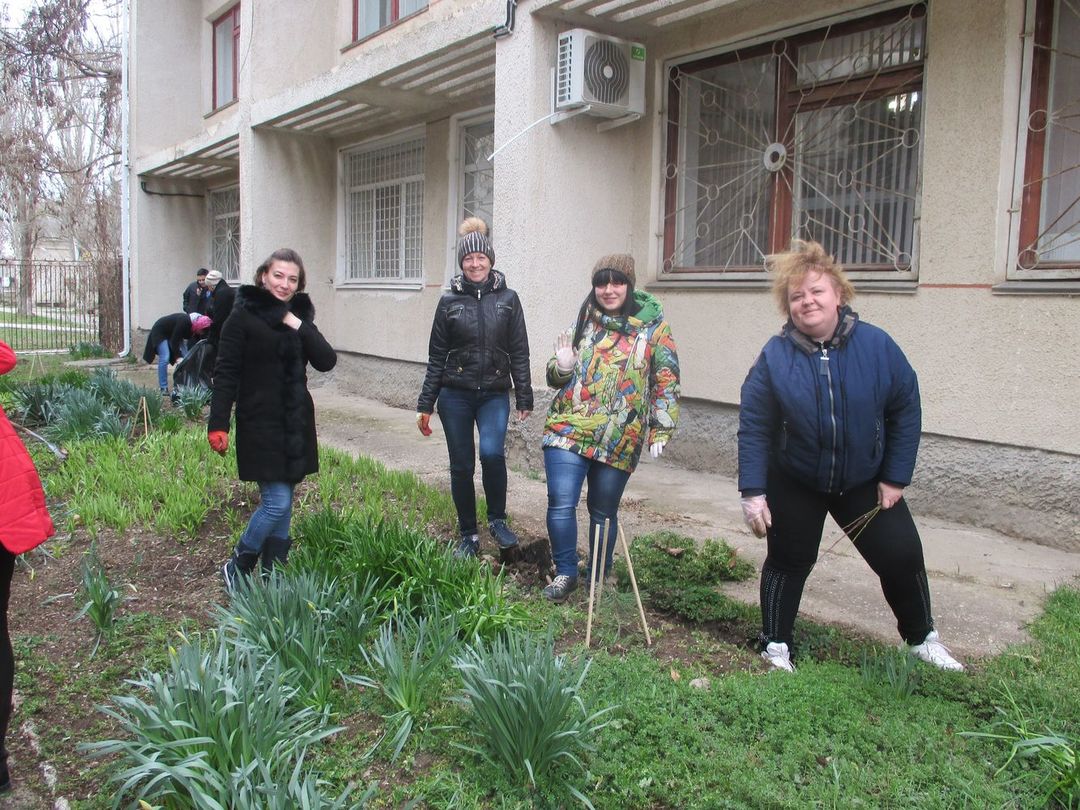 В преддверии праздничных мероприятий, приуроченных к годовщине Крымской весны, на территории Ленинского района прошел субботник