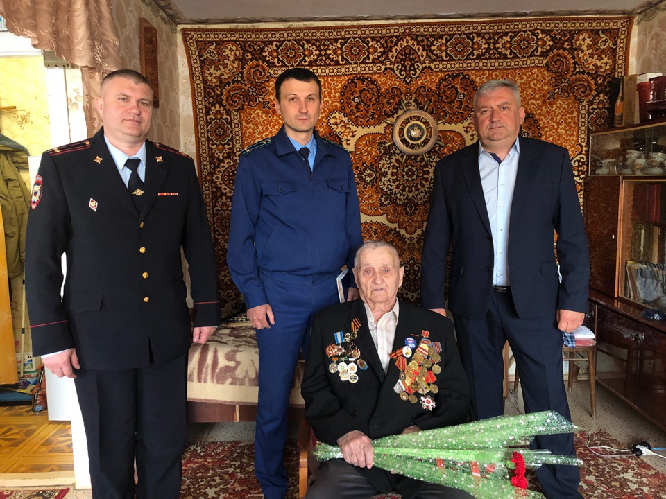 Правоохранители и общественники Ленинского района поздравили ветеранов Великой Отечественной Войны