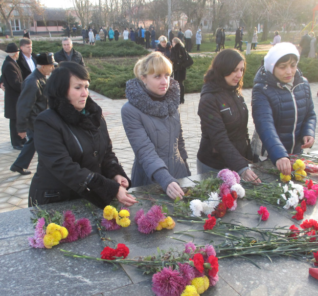 Торжественное возложение цветов к Обелиску Славы посёлка Ленино, посвященное Дню Героев Отечества