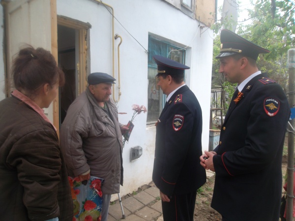 Сотрудники Ленинской полиции поздравили ветеранов Великой Отечественной войны