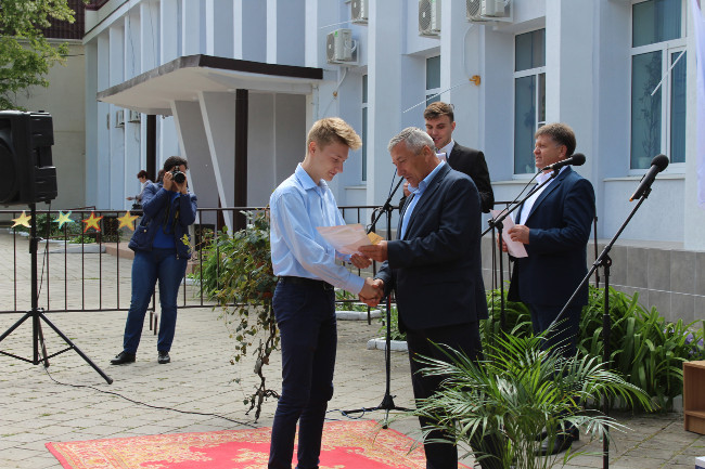 В пгт Ленино состоялась церемония награждения лауреатов, победителей, дипломантов и призеров республиканских конкурсов