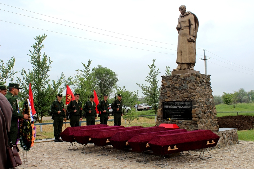 В селе Заветное Ленинского района состоялась торжественная церемония перезахоронения останков воинов Крымского и Северо – Кавказского фронтов, а так же Отдельной Приморской армии «Нам доверена память»