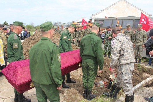 В Ленинском районе с воинскими почестями перезахоронили останки 82-х бойцов и командиров Красной Армии