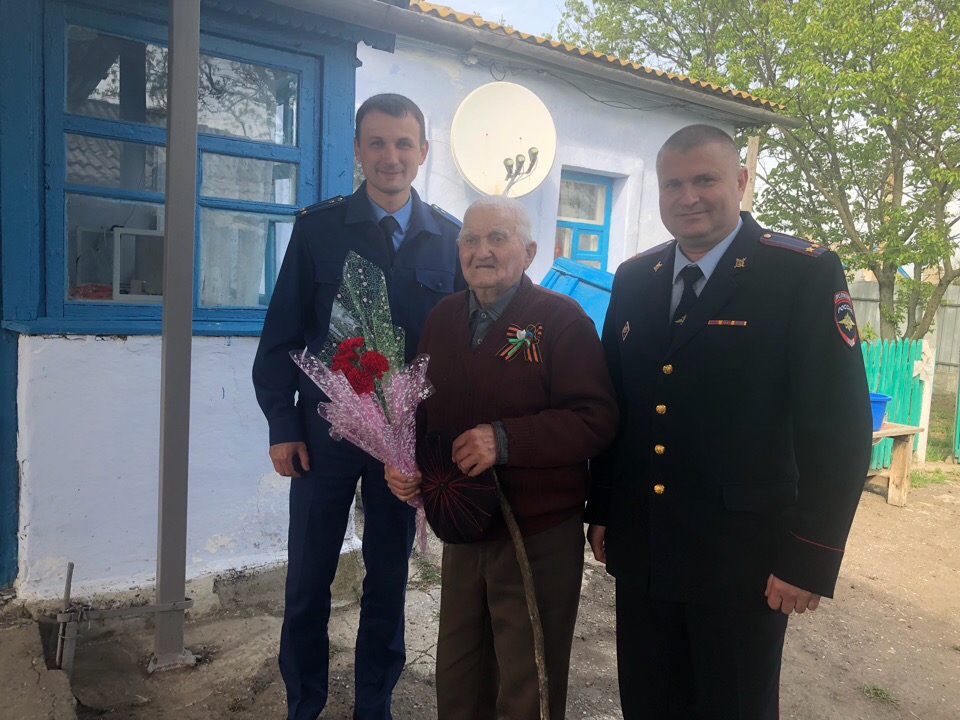 Правоохранители и общественники Ленинского района поздравили ветеранов Великой Отечественной Войны