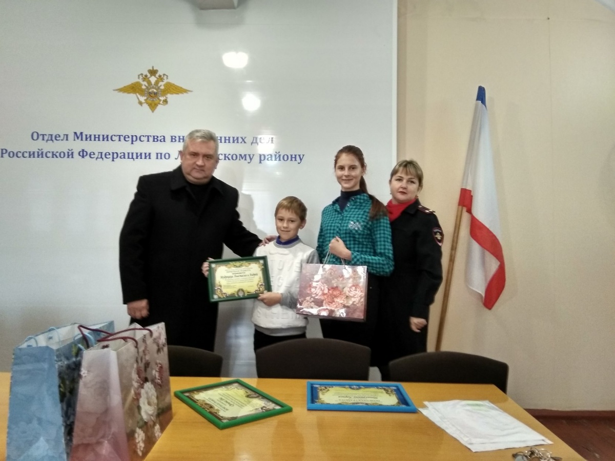 Общественный совет при ОМВД России по Ленинскому району наградил участников детского конкурса рисунка «Мои родители работают в полиции»