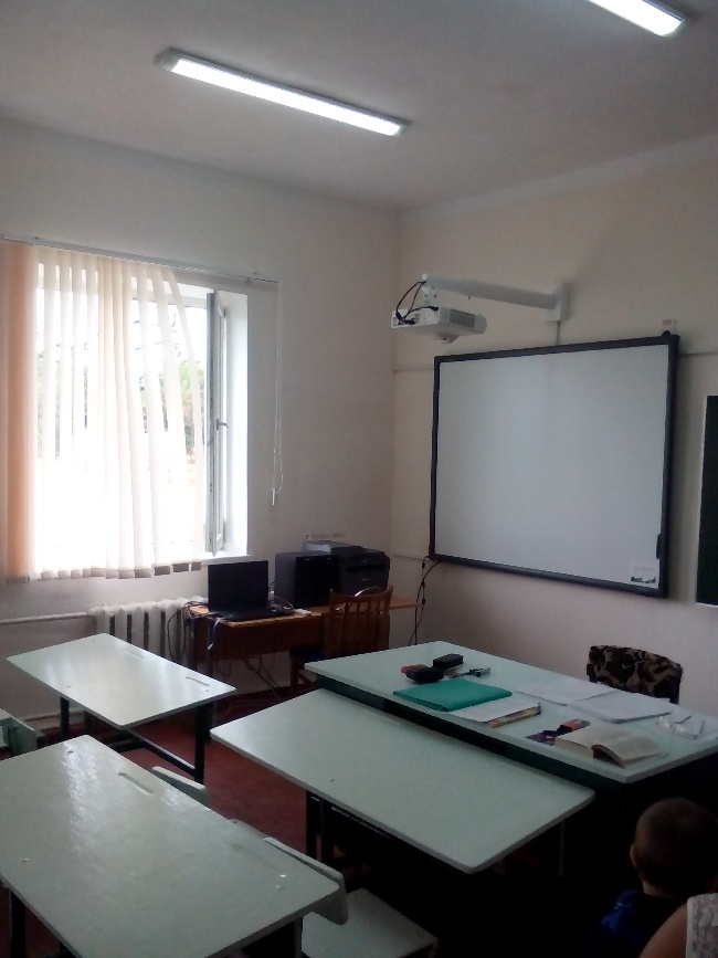 07 сентября 2015 г. Глава Администрации Ленинского района Алесандр Мачусский вместе с начальником Управления образования Ниной Бендо посетили образовательные организации с. Семисотка.