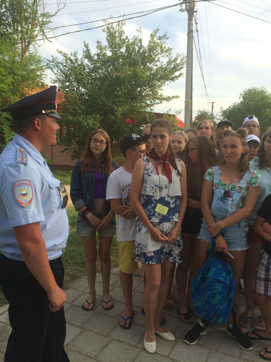 Сотрудники Ленинской полиции посещают детские оздоровительные лагеря 