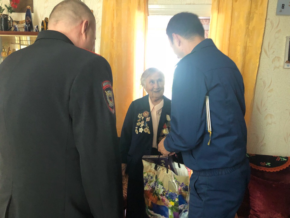 Правоохранители и общественники Ленинского района поздравили ветеранов Великой Отечественной Войны