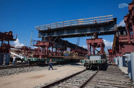 Строители приступили к сборке судоходных арок Крымского моста