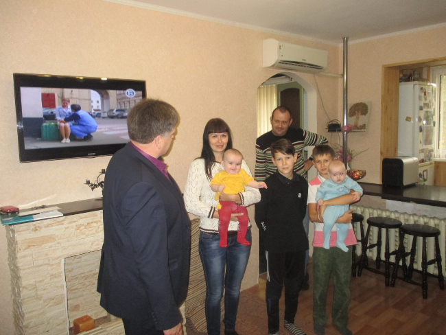 Были посещены семьи Натальи Косткиной, Елены Кикис, Гульсум Асановой.