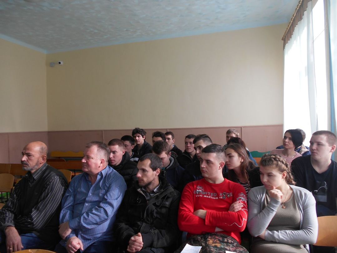 Работники Ленинской районной библиотеки провели час истории «Героизм и трагедия Крымского фронта»