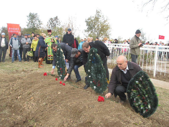 В селе Челядиново состоялось торжественное перезахоронение останков советских воинов